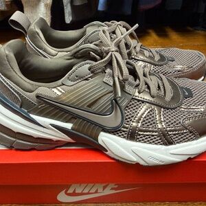 EUC Women’s NikeV2K RUN 8.5